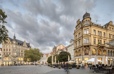 Man blickt auf Cafés auf dem Kohlmarkt in Braunschweig, links das Haus "Haus zum Stern"