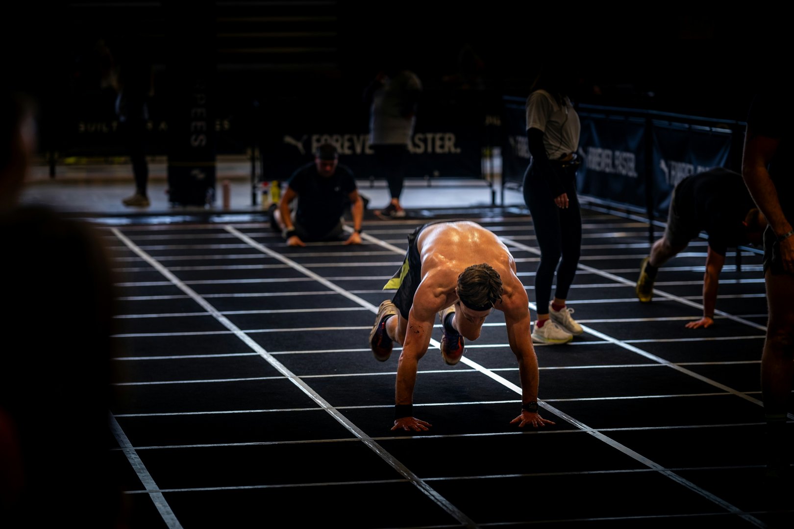 Steigern die Fitness: Burpee-Weitsprünge.