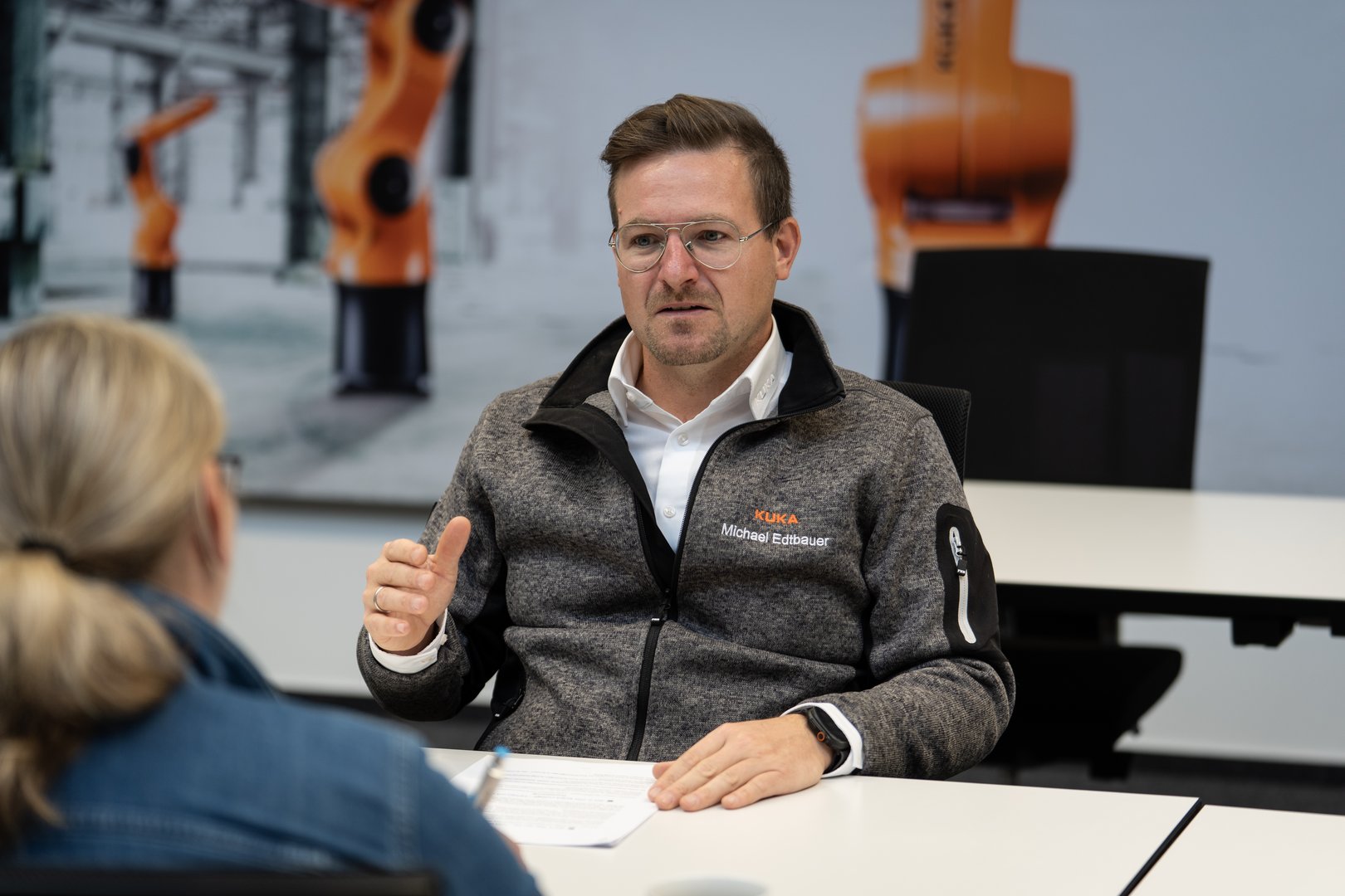 Michael Edtbauer, Global Business Development Manager bei KUKA, im Gespräch mit unserer Autorin.
