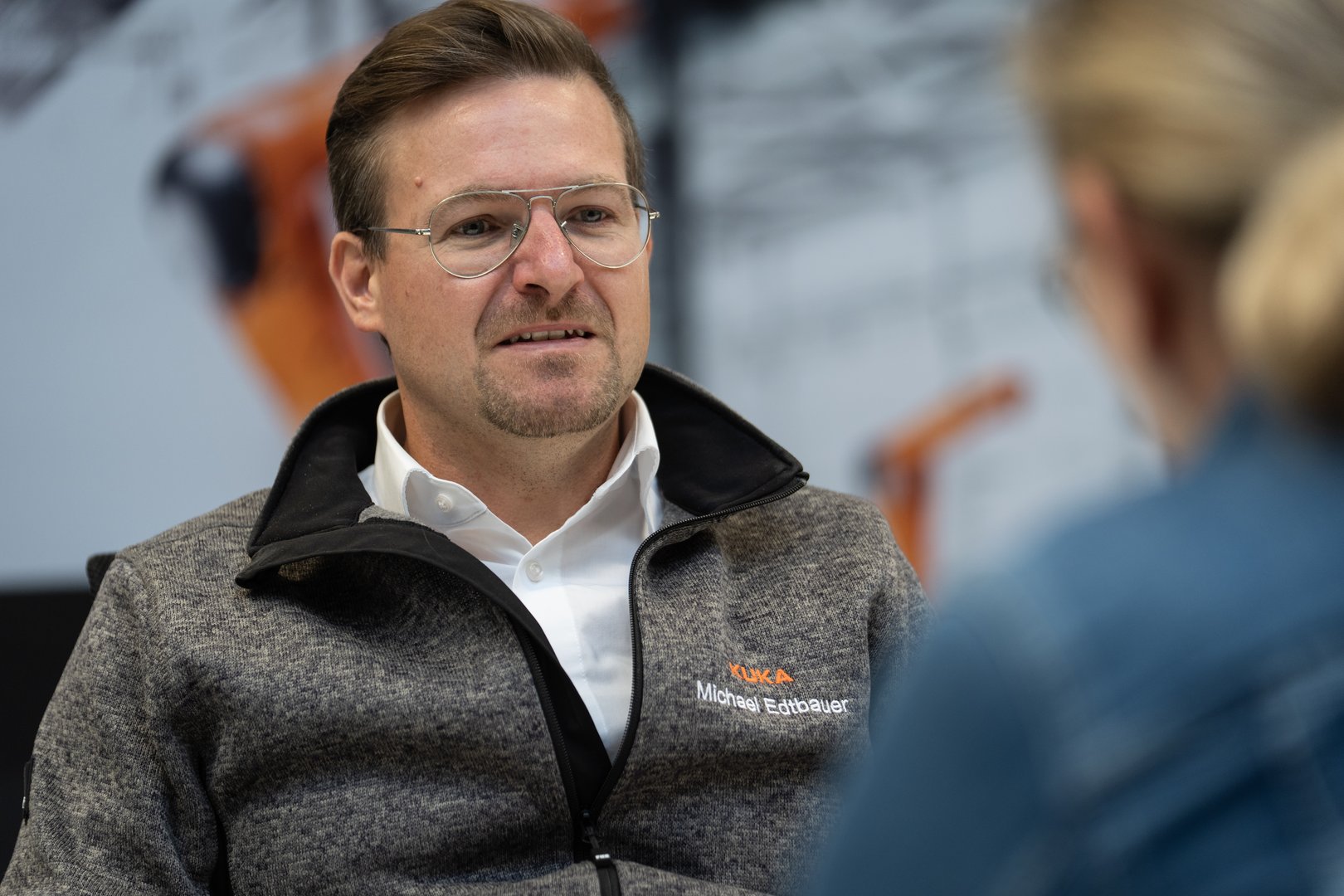 Michael Edtbauer, Global Business Development Manager bei KUKA, im Gespräch mit unserer Autorin.