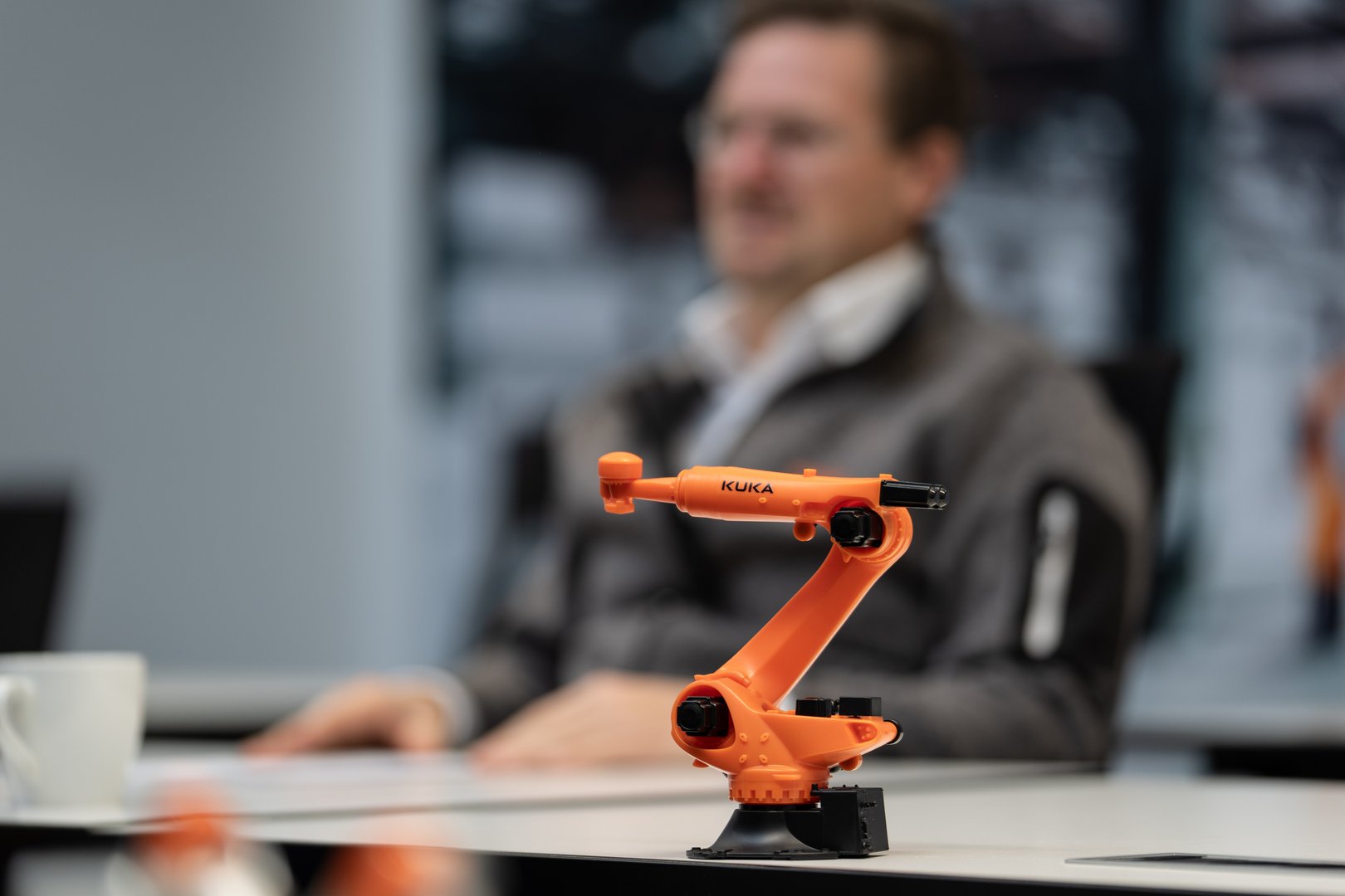 Der „kleine Bruder“ eines großen KUKA-Roboterarms steht im Seminarraum …