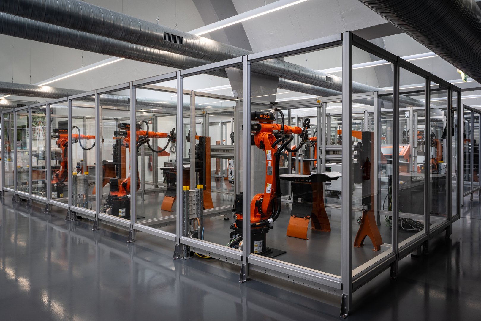 In 28 Zellen kann im KUKA College praktisch am Roboter geübt werden.