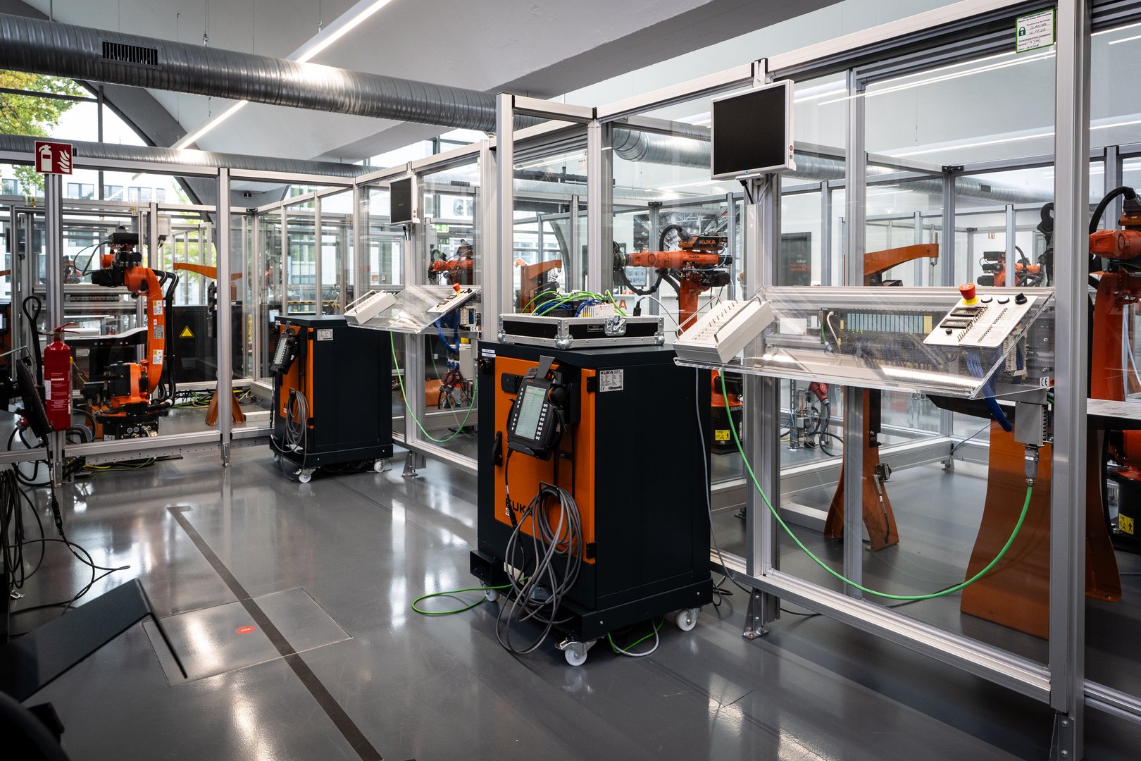 Schaltschränke und Bedienelemente gehören zum Equipment dazu.