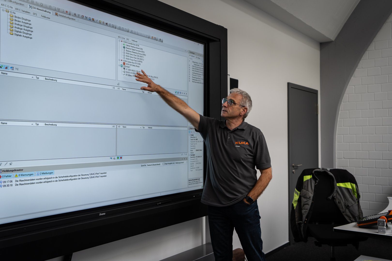 Dozent Holger Schmidt zeigt, wie die Programme bedient werden …