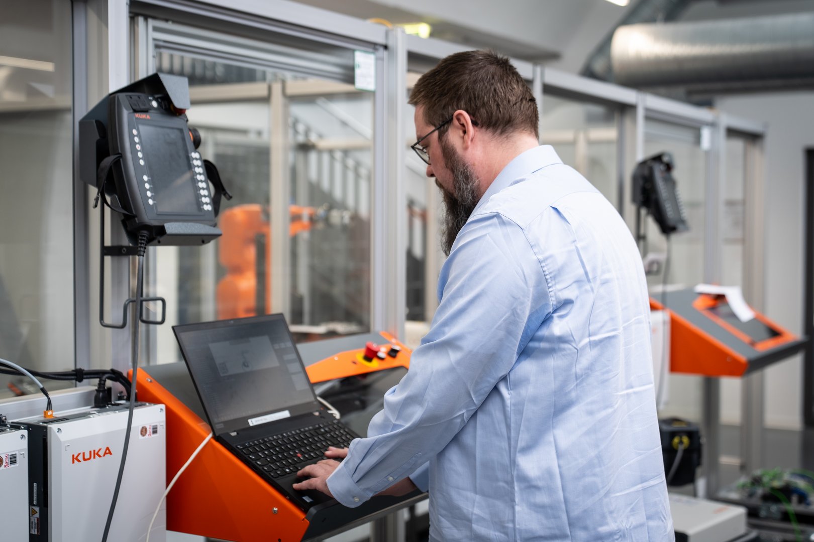 Von der Theorie in die Praxis: Oliver Hannaleck programmiert einen Roboter.