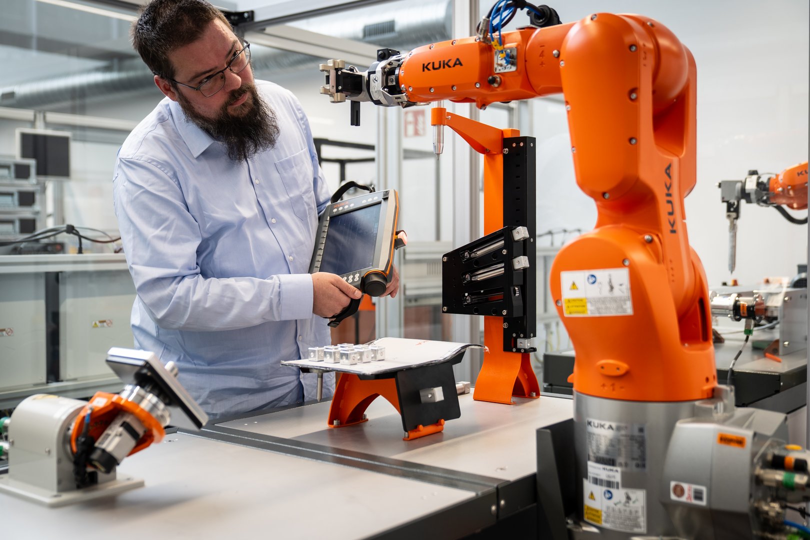 Kursteilnehmer Oliver Hannaleck setzt das Gelernte am Roboter in die Praxis um.