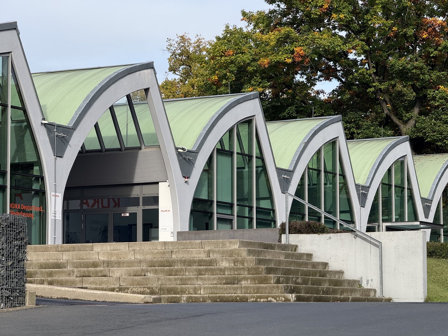 Das KUKA College befindet sich in den alten Rollei-Werken in modernisierten, hellen Hallen.