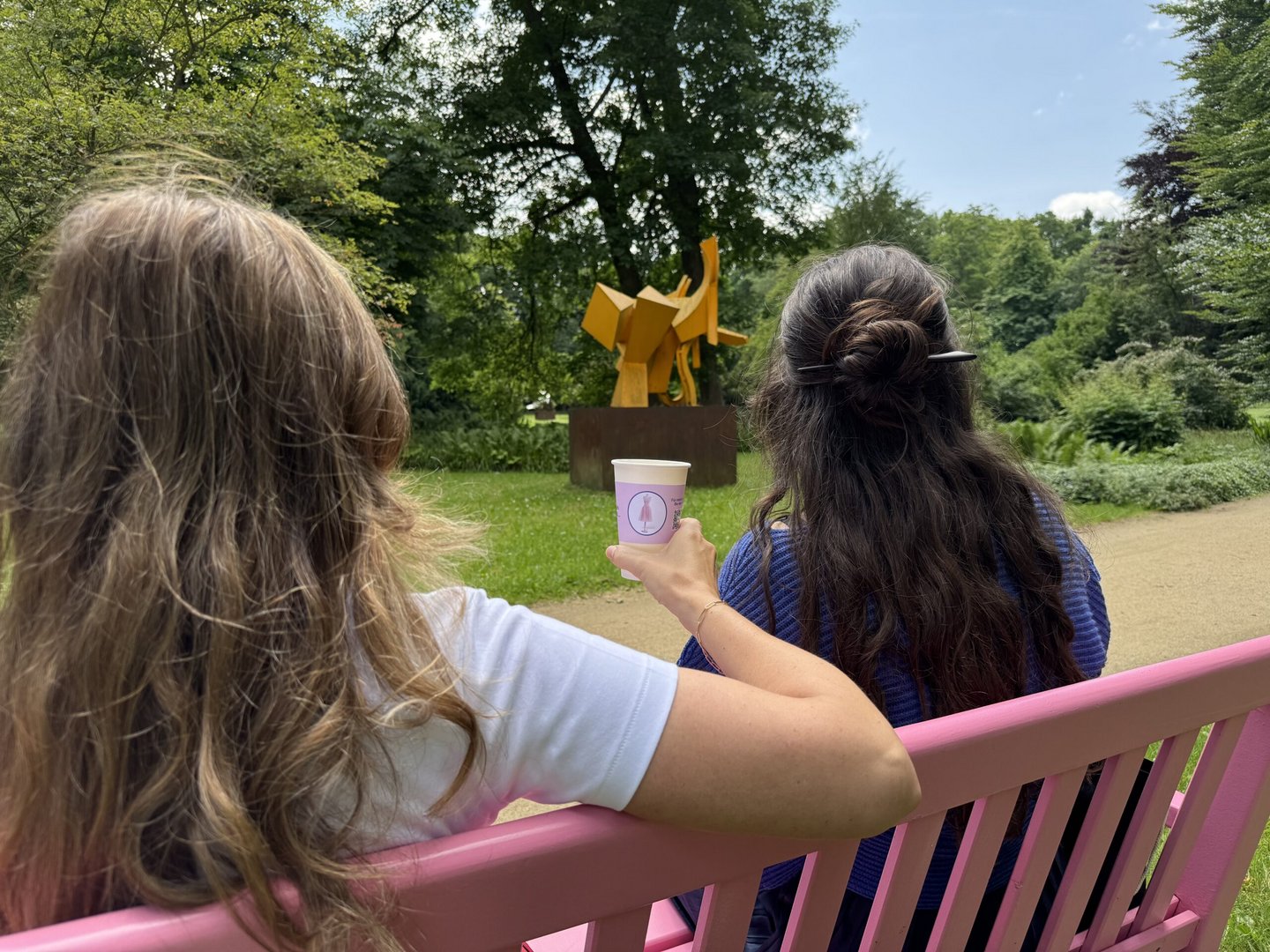 Ein Coffee to go im Schlosspark Wolfsburg: gereicht durchs Kaffeefenster im Schloss.