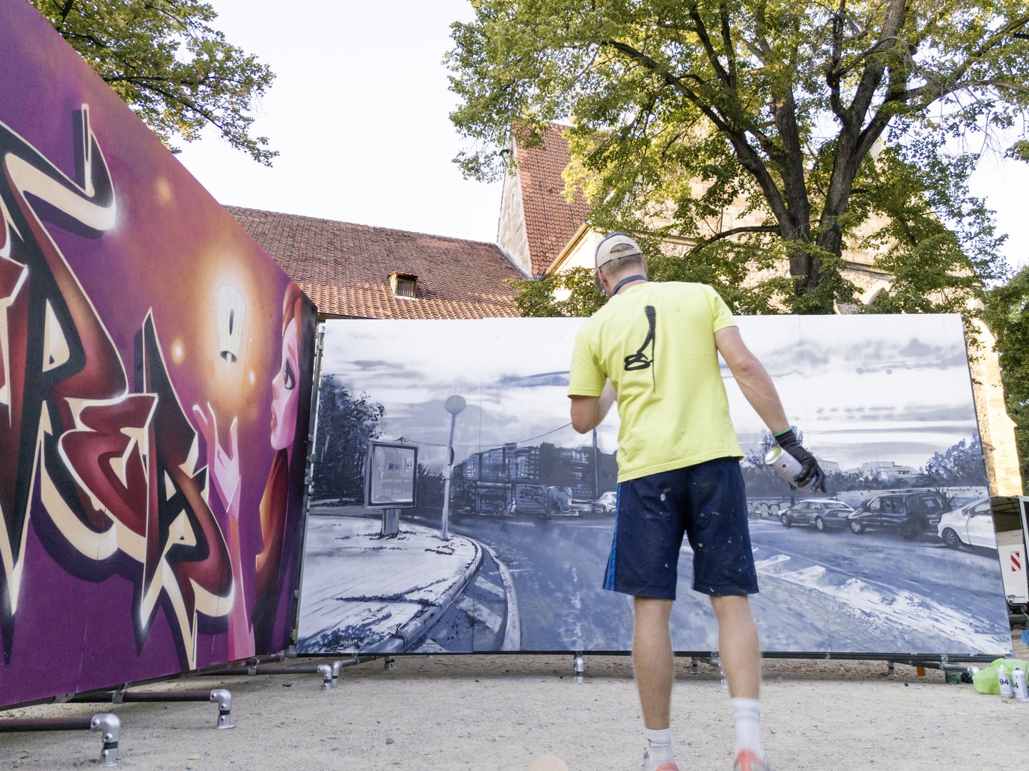 Als ob man ins Bild einfach reinspazieren könnte - Künstler beim HOLA UTOPIA Street Art Festival.