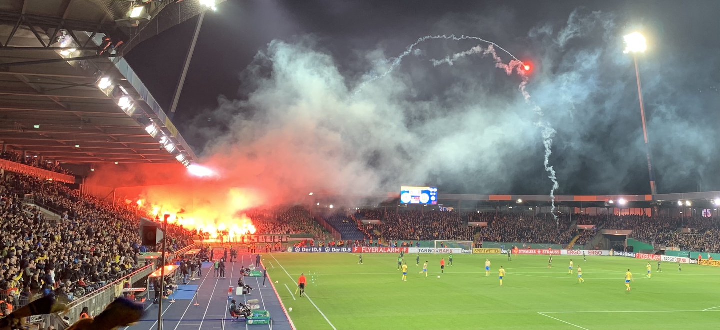 Kokeln und Zündeln mit roten Bengalos im Wolfsburger Fan-Block. 