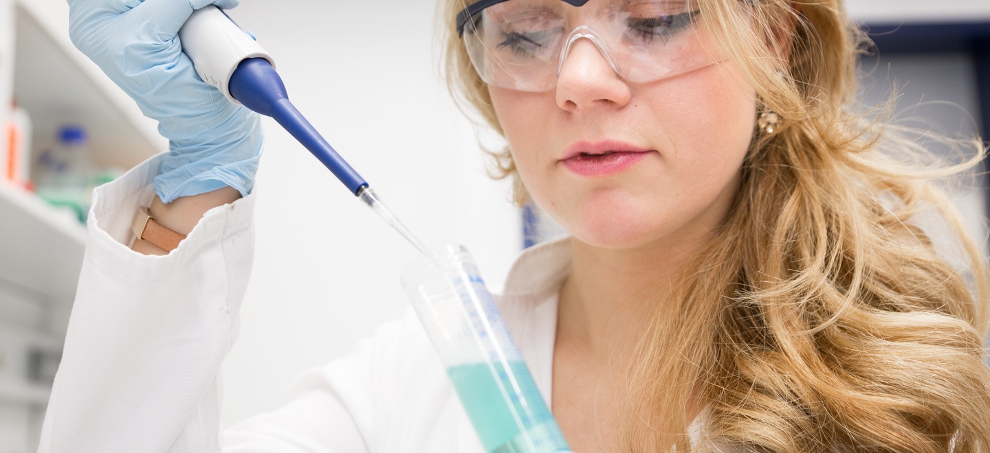 Eine Wissenschaftlerin in Braunschweig bei der Laborarbeit.