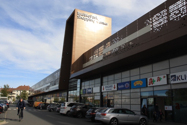 Die Ladenzeile des BraWo Park vom Parkplatz aus gesehen.