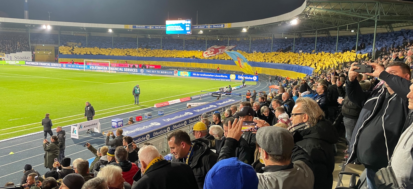 Blau-Gelbe Choreographie in der Braunschweiger Fankurve.