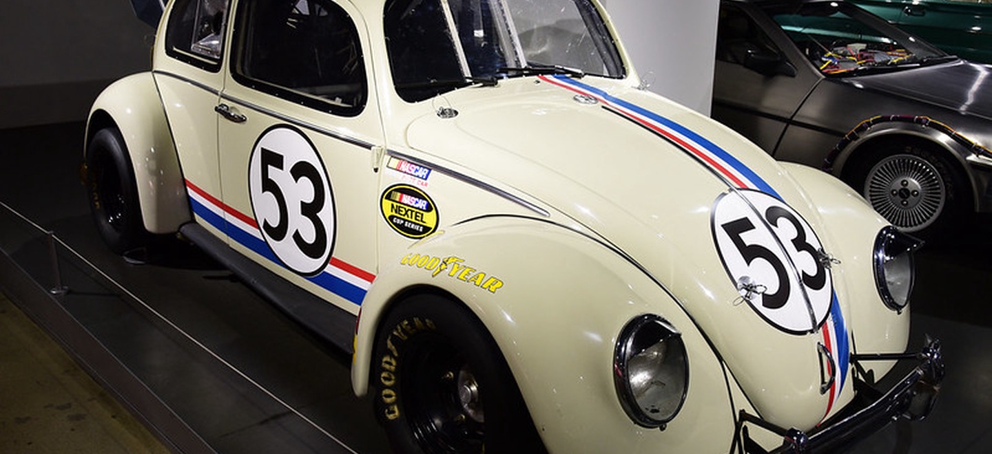 Ein weißer VW-Käfer mit der Nummer 53.