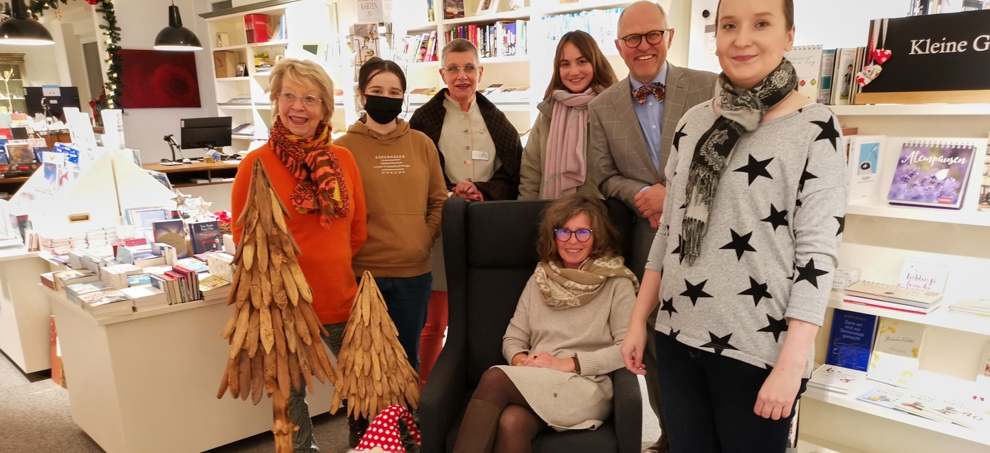 Ein Teil des Teams der Bücher-Heimat steht im Laden für ein Foto.