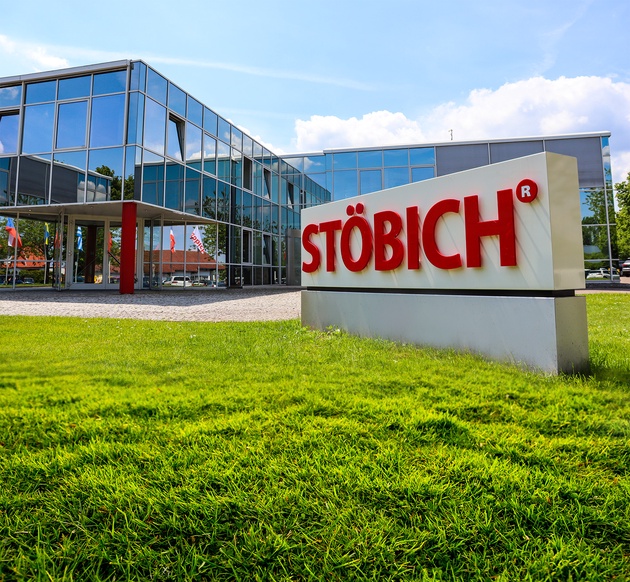 Ein Glasgebäude mit einem Schild des Firmennamens Stöbich.