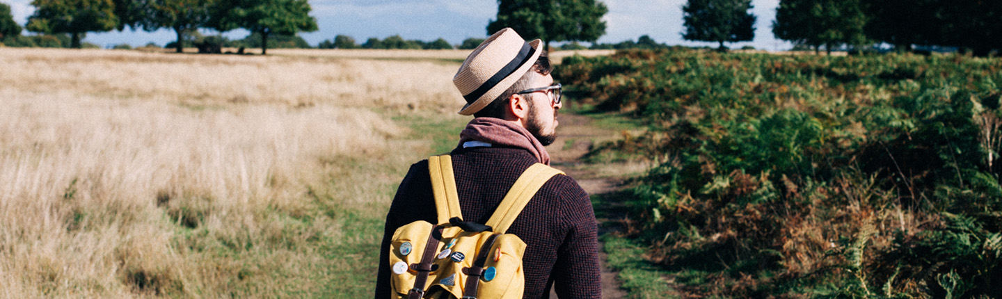 Wanderer mit Rucksack in der Natur. (Bildrechte: Pexels / Clem Onojeghuo)