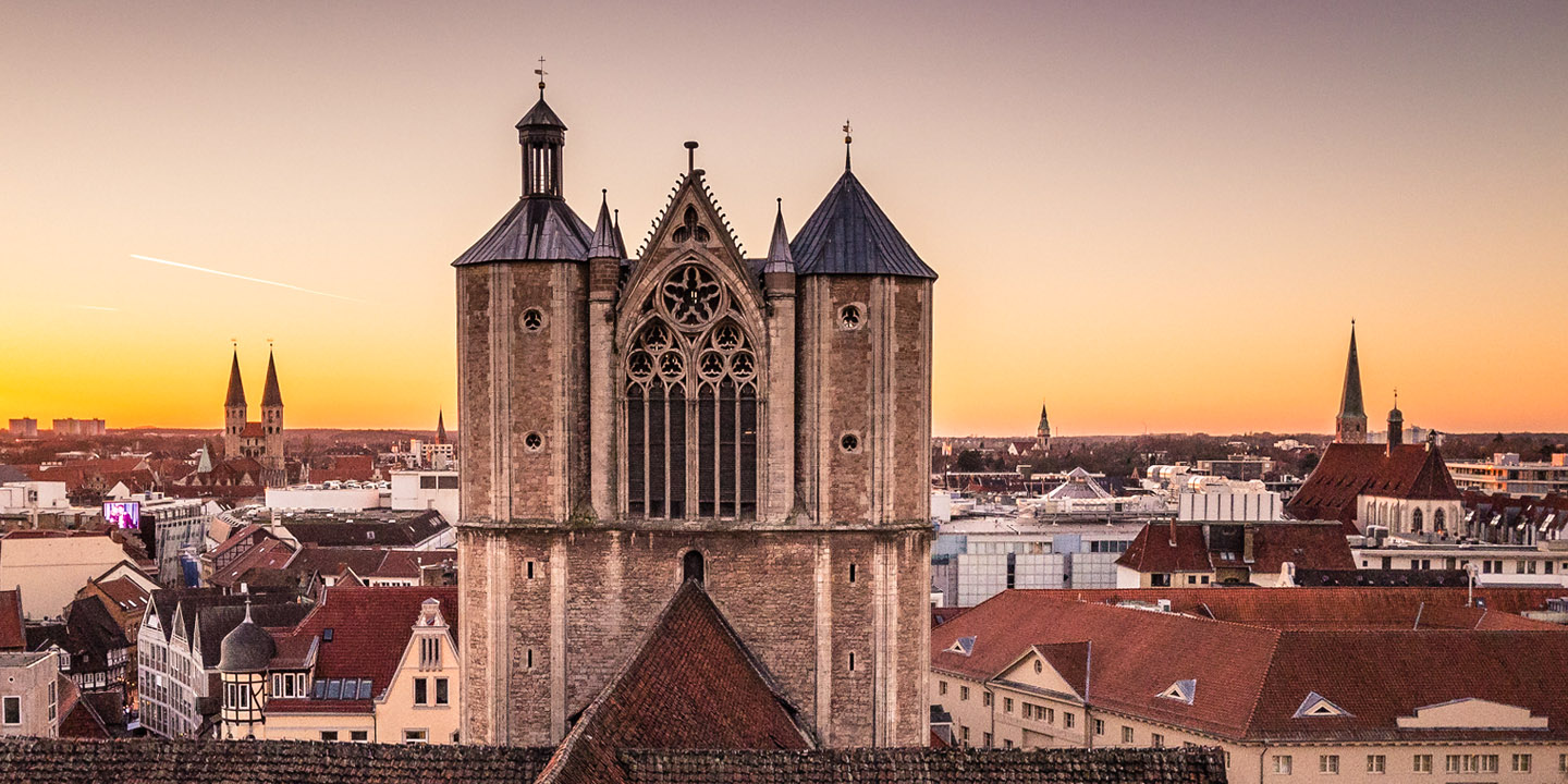 Blick über Braunschweig in der Abenddämmerung mit Sakralarchitektur