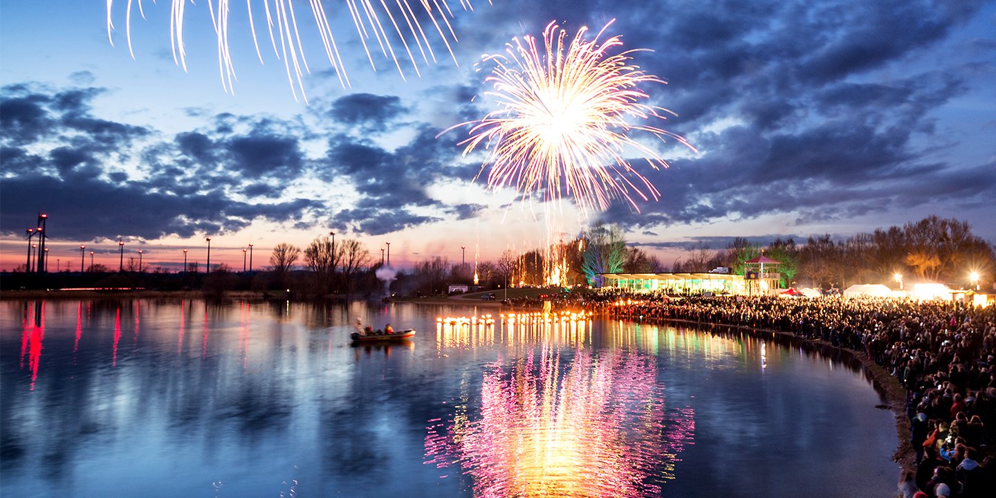Feuerwerk vor Uferkulisse