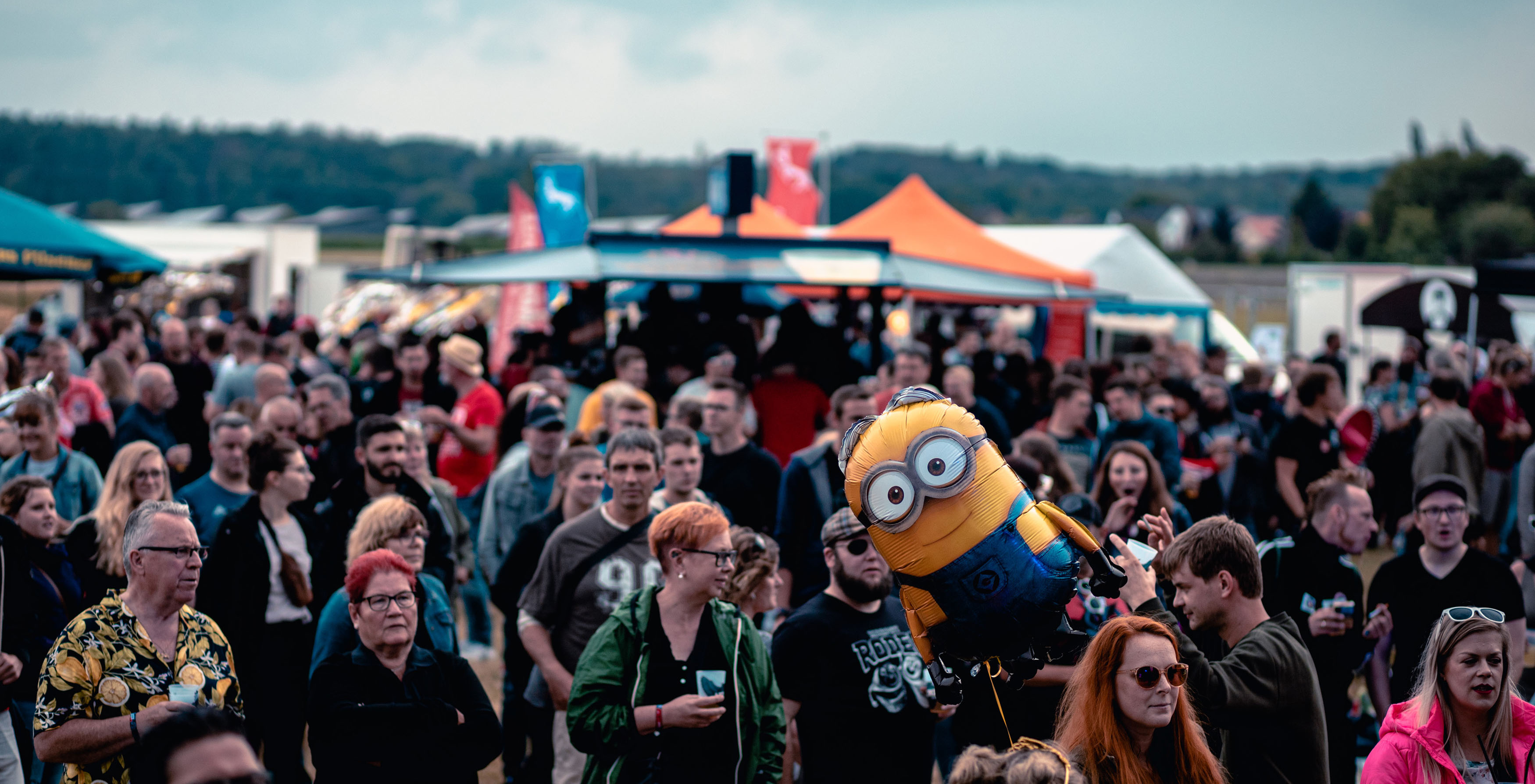 Fans feiern bei einem Open-Air-Festival.