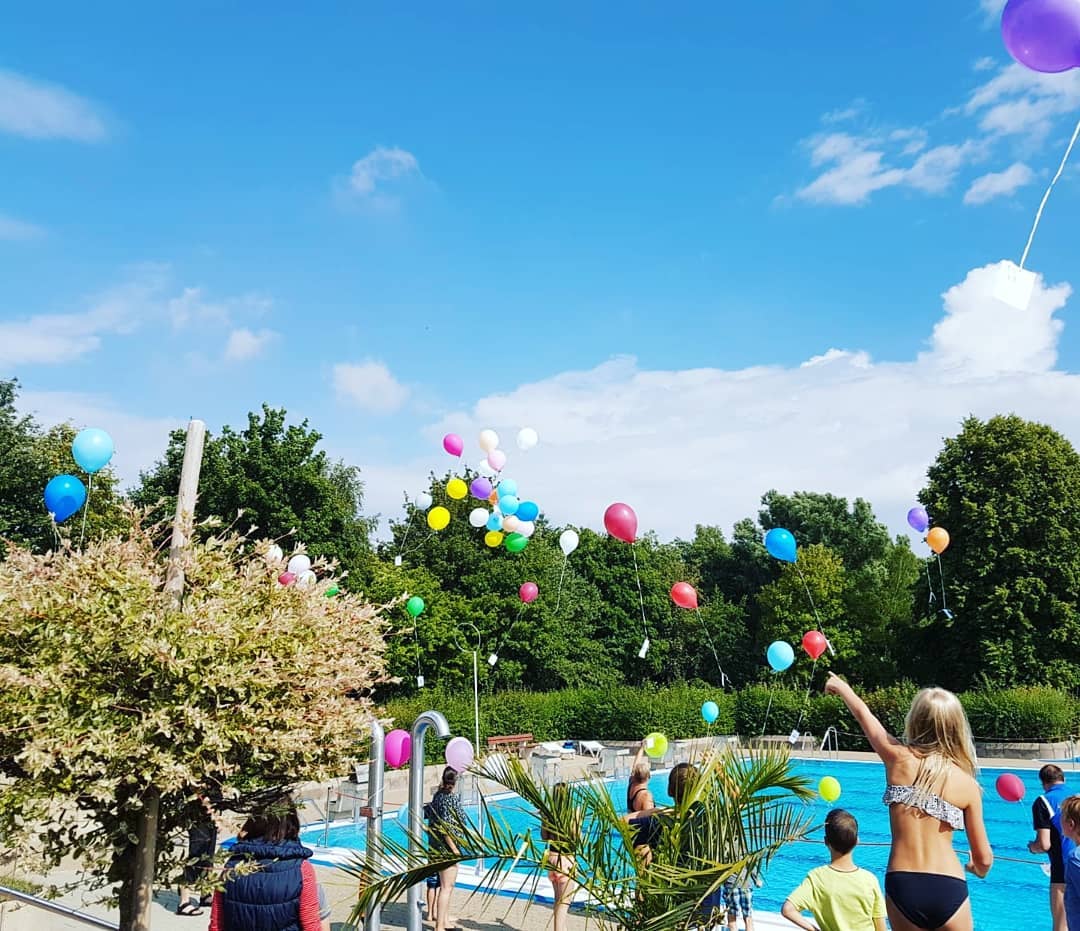 Kinder beim Luftballonwettbewerb im Freibad Räbke.