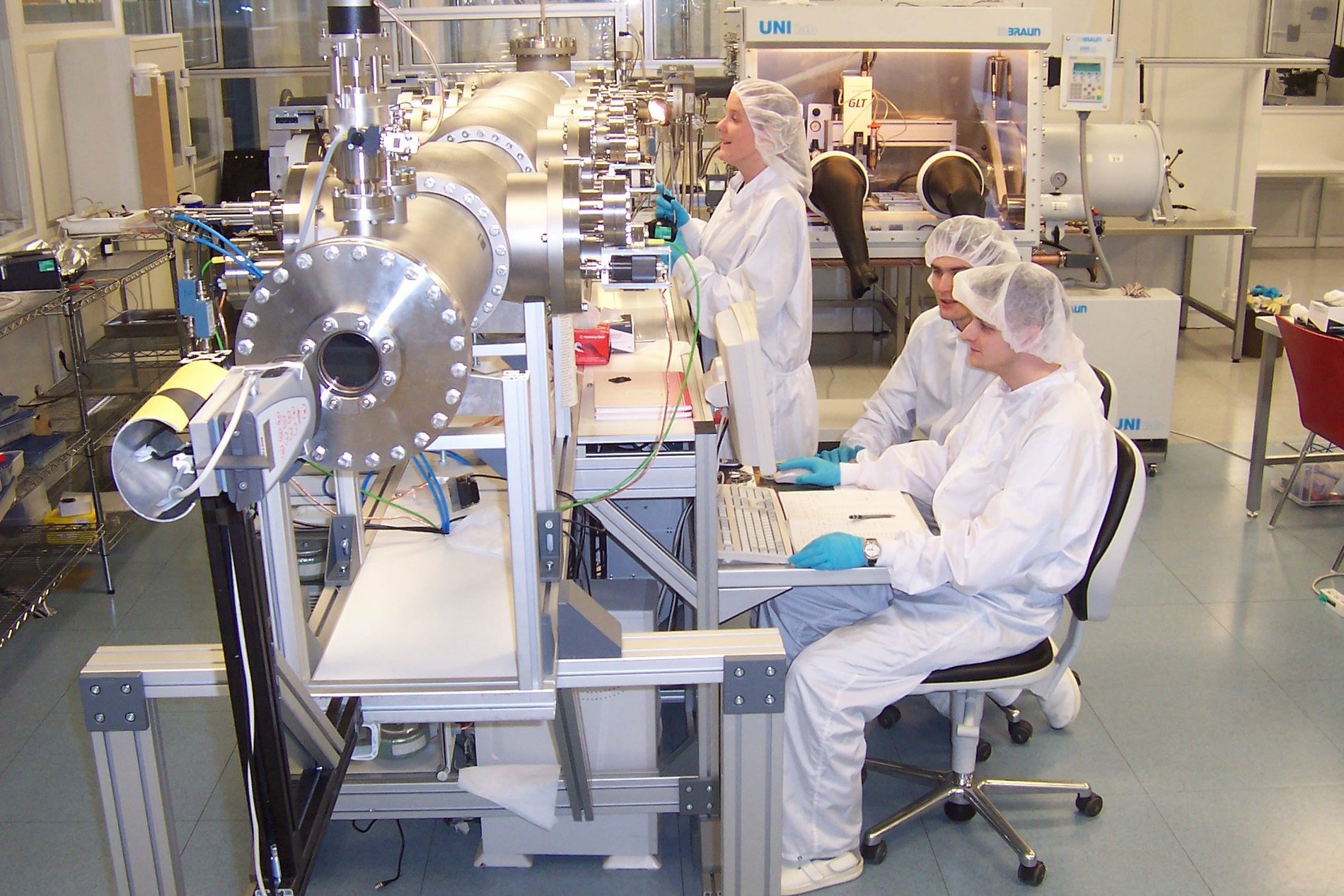 Mehrere Forscher in einem Labor forschen an OLED- Technologie.