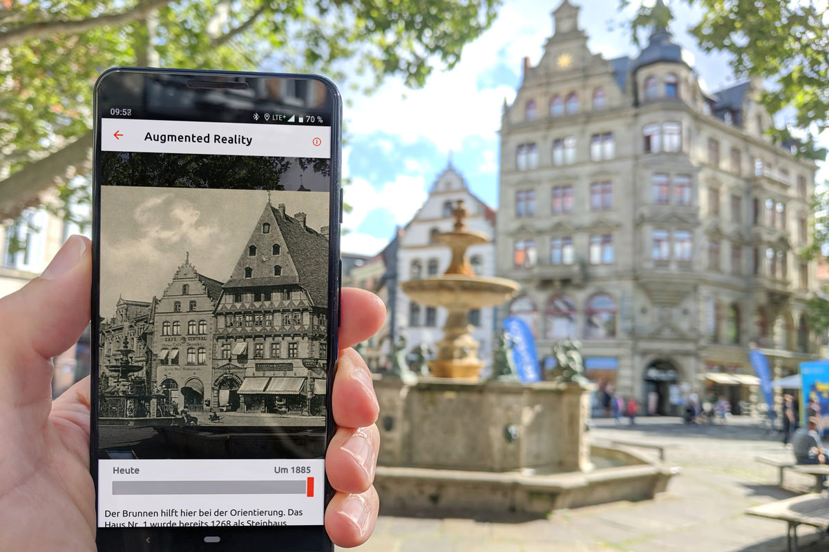 Ein Handy-Bild vom historischen Kohlmarkt in Braunschweig. Im Hintergrund der Kohlmarkt heute.