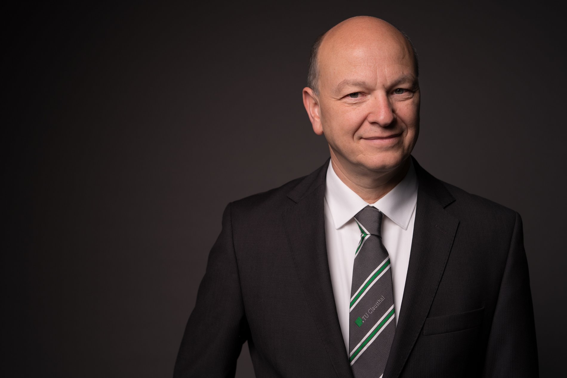 Ein Mann im dunklem Anzug.