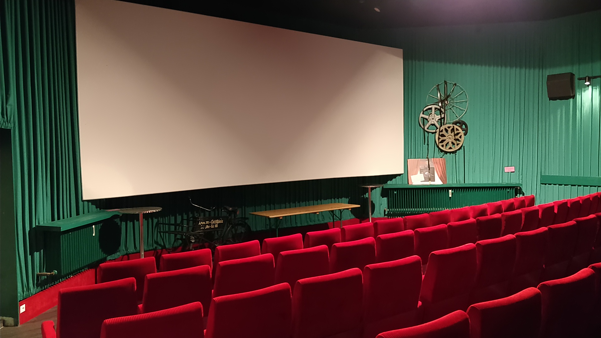 Der grün-rot gehaltene Kinosaal Cinema Salzgitter-Bad.