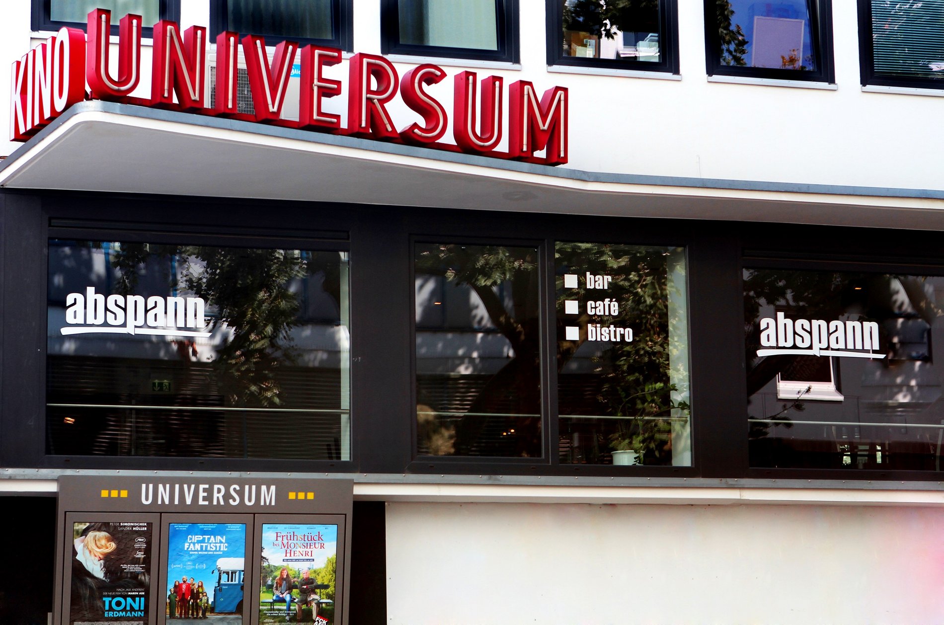 Roter Schriftzug des Universum Filmtheaters in Braunschweig in der Außenansicht.