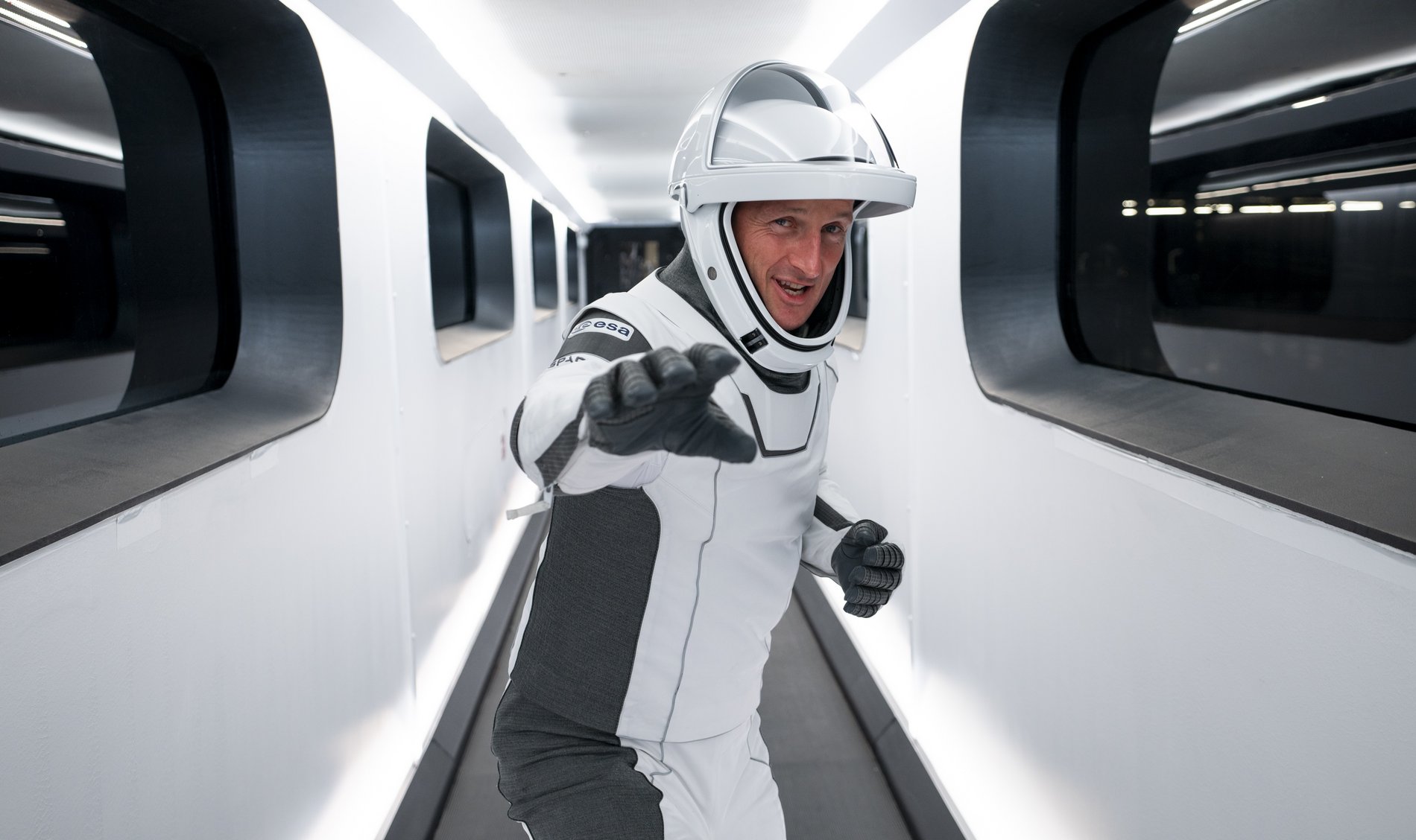 Ein Astronaut steht in einem Gang.