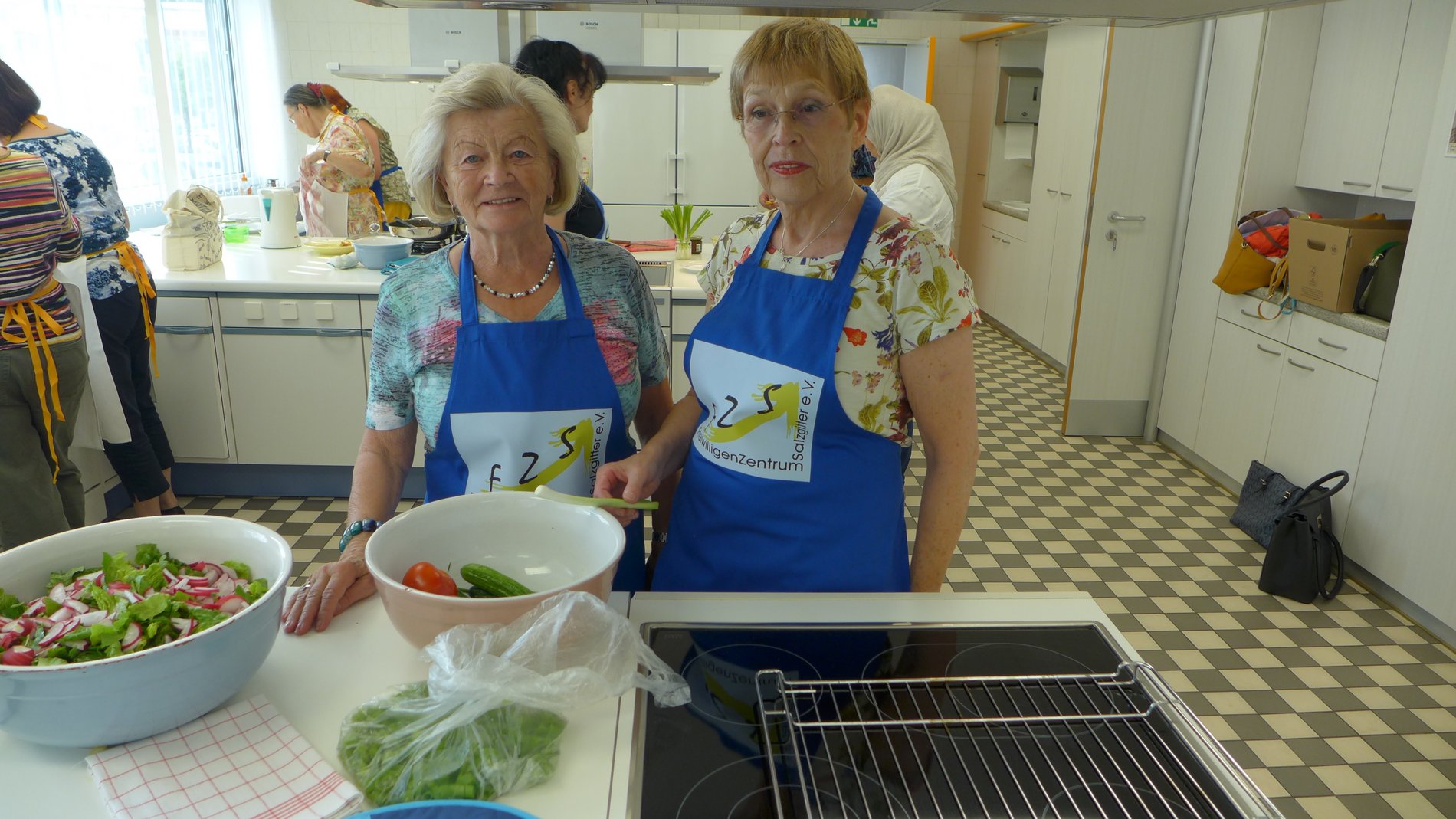 Zwei Freiwillige beim Kochevent des FreiwilligenZentrumSalzgitter e.V.