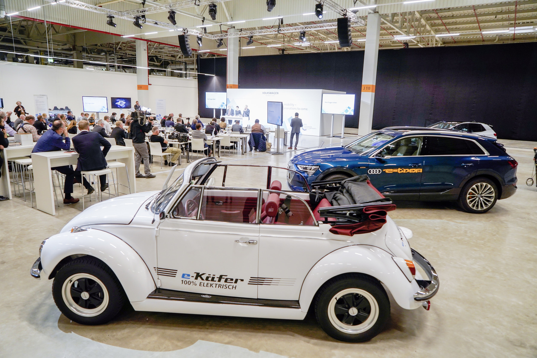 Ein weißer VW-Käfer steht in einer Halle in Salzgitter. (Bildrechte: Volkswagen AG)