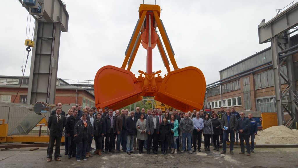 Ein Peiner Greifer, darunter das Team.