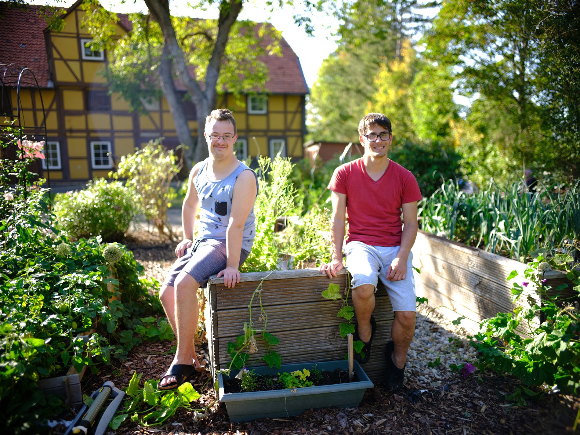 Zwei Menschen stehen in einem Garten.