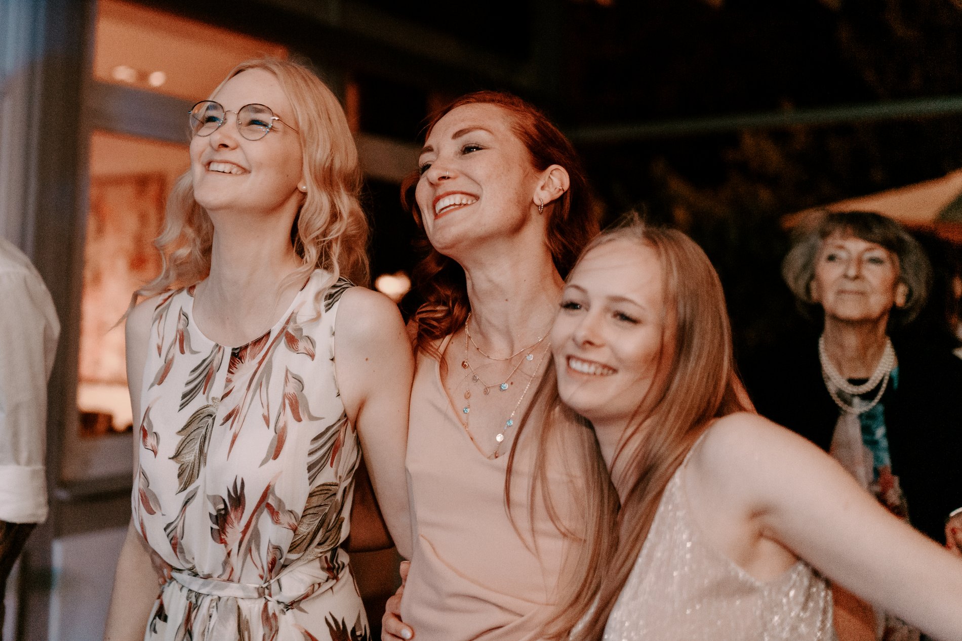 Drei Frauen singen und feiern.