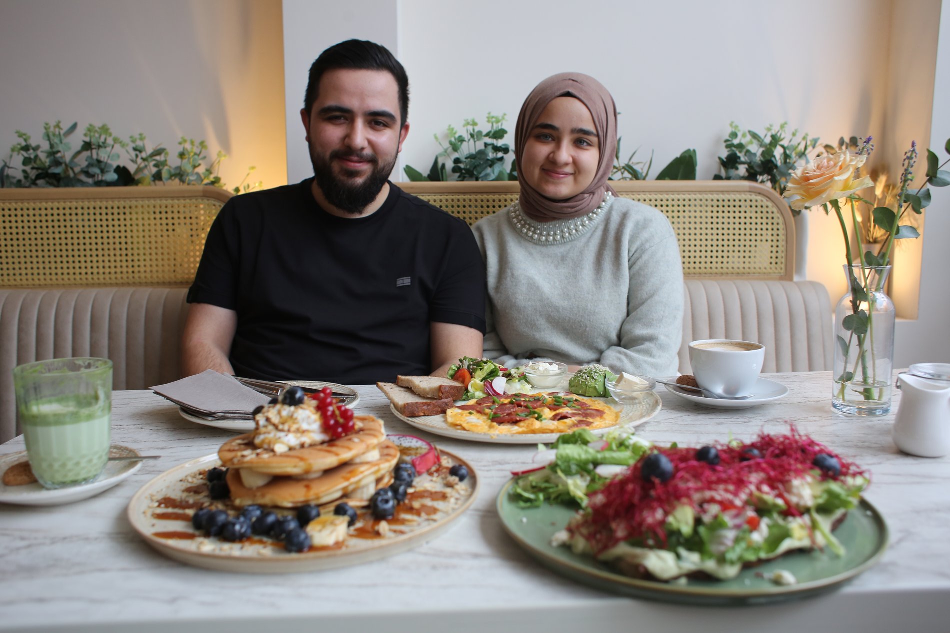 Ein Mann und eine Frau sitzen nebeneinander.