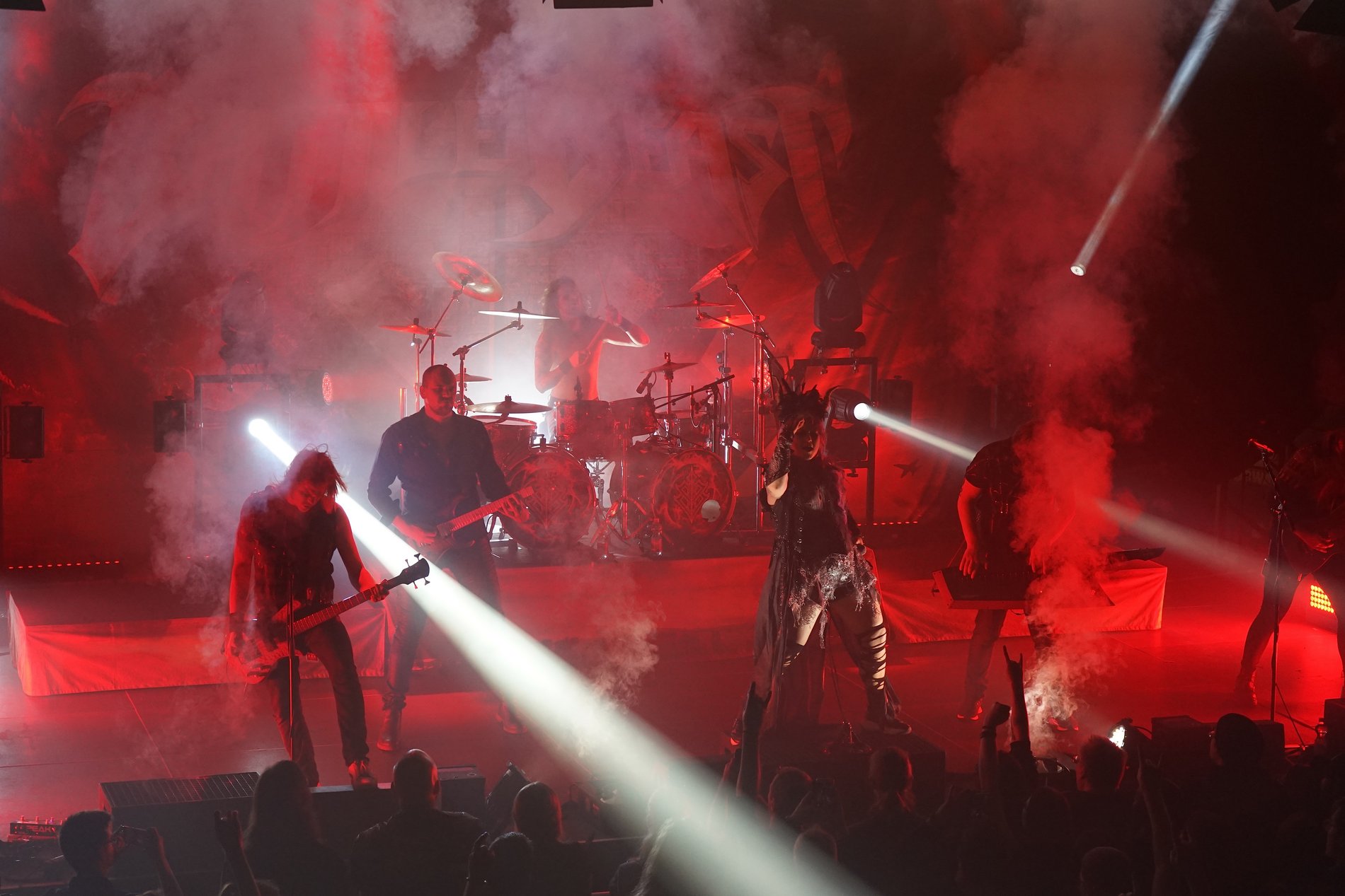 Vier Musiker im Scheinwerfernebel auf der Bühne des WESTand.