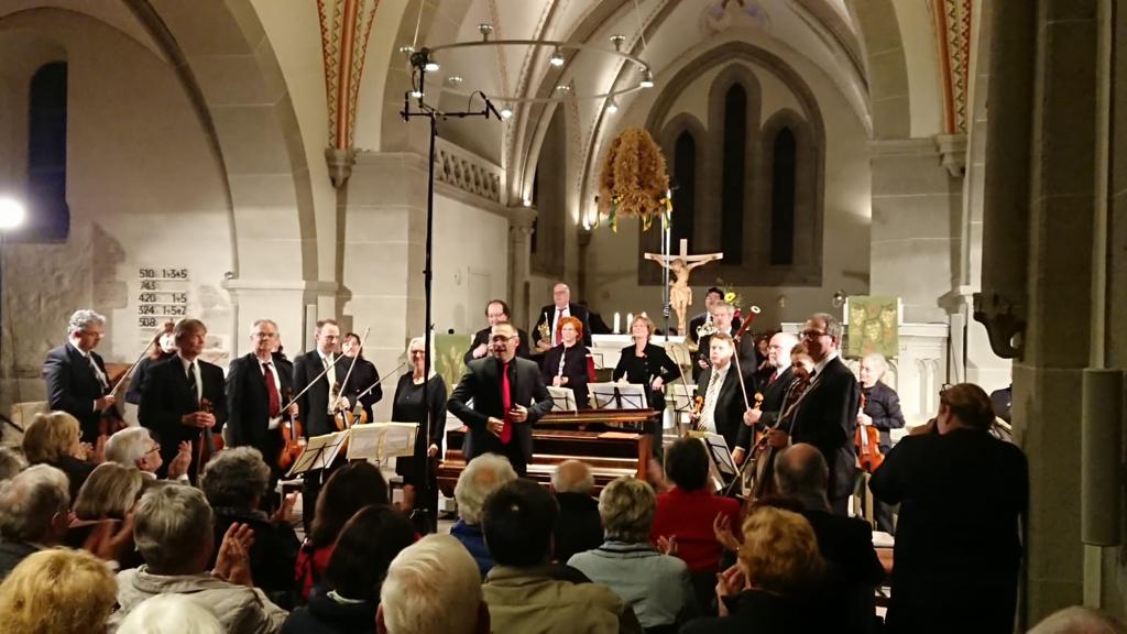Ein Konzert mit klassischer Musik in der festlich erleuchteten Stadtkirche Königslutter.