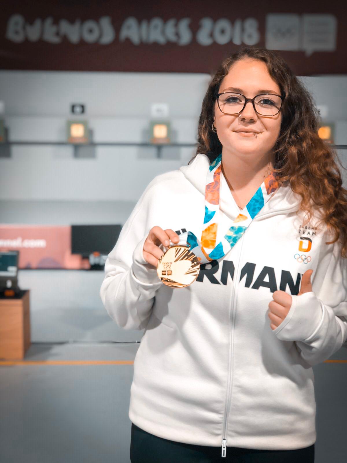 Sülfelder Sportschützin Vanessa Seeger mit ihrer Goldmedaille in der Hand.