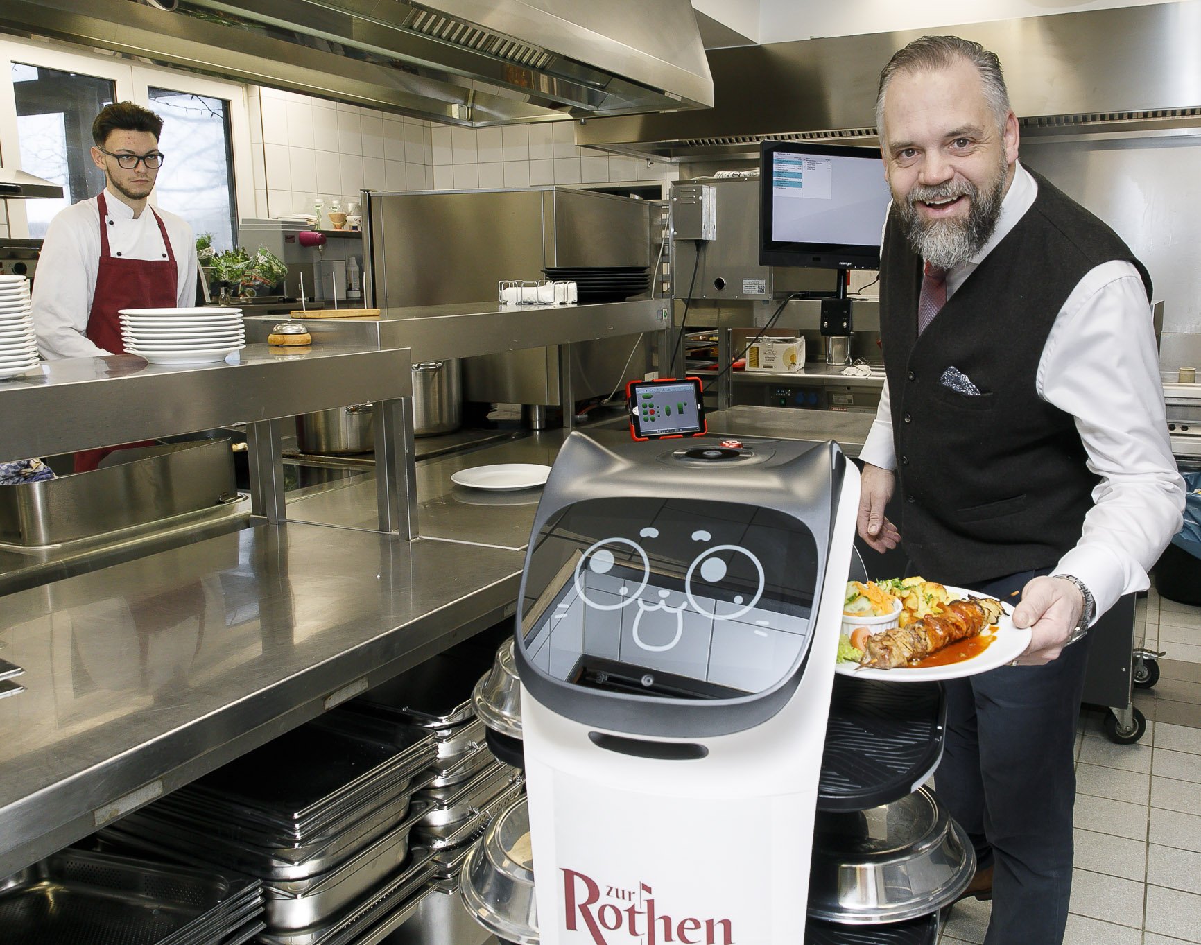 Geschäftsführer Goldapp neben dem Roboter Bella, einer Hilfe beim Fachkräftemangel..