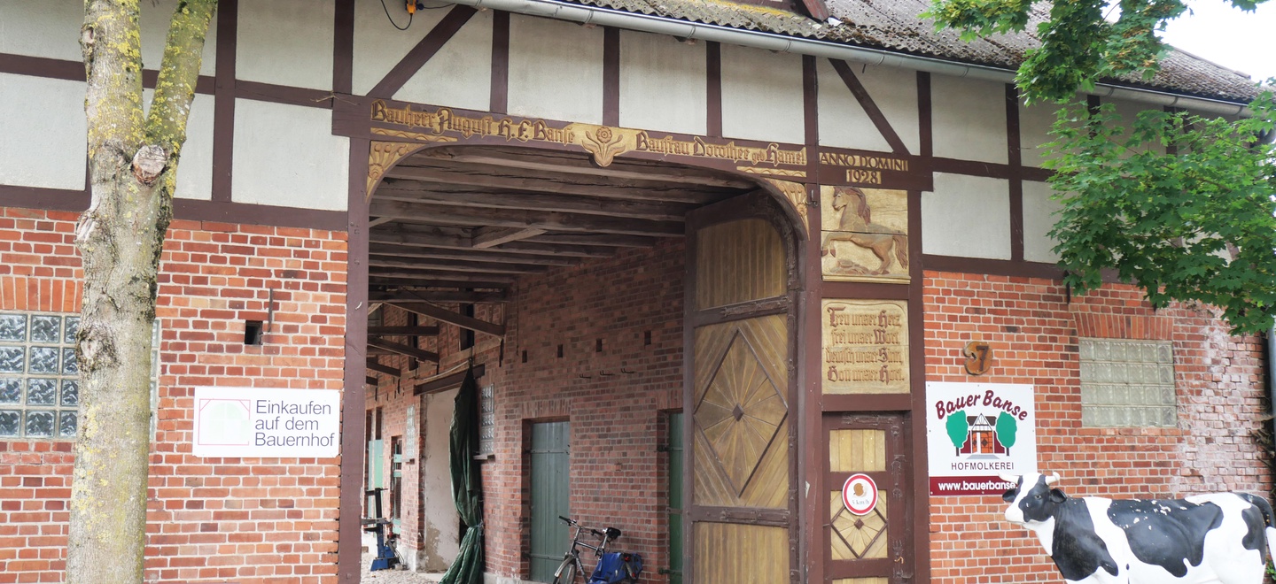 Der Eingang zu Bauer Bus mit Kuh