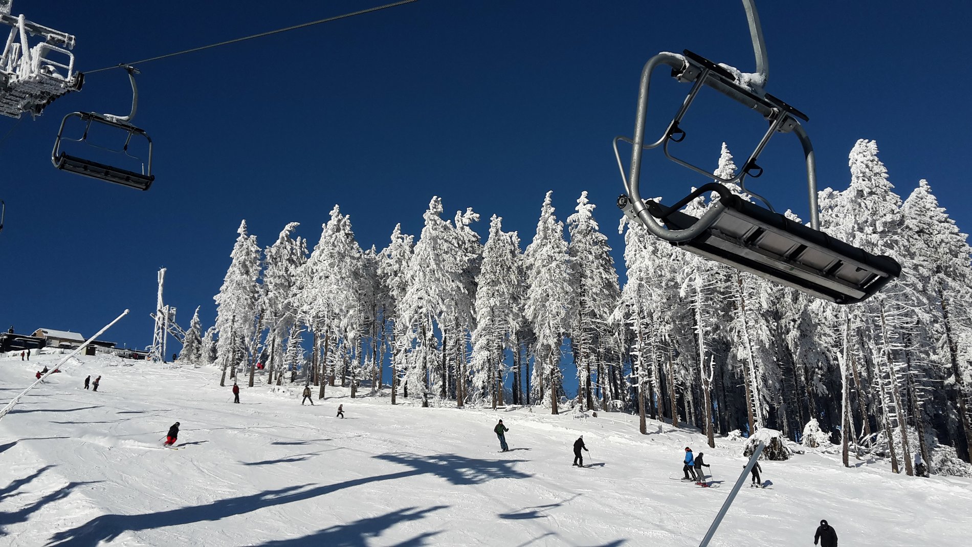 Sessellift in Skigebiet über Piste schwebend