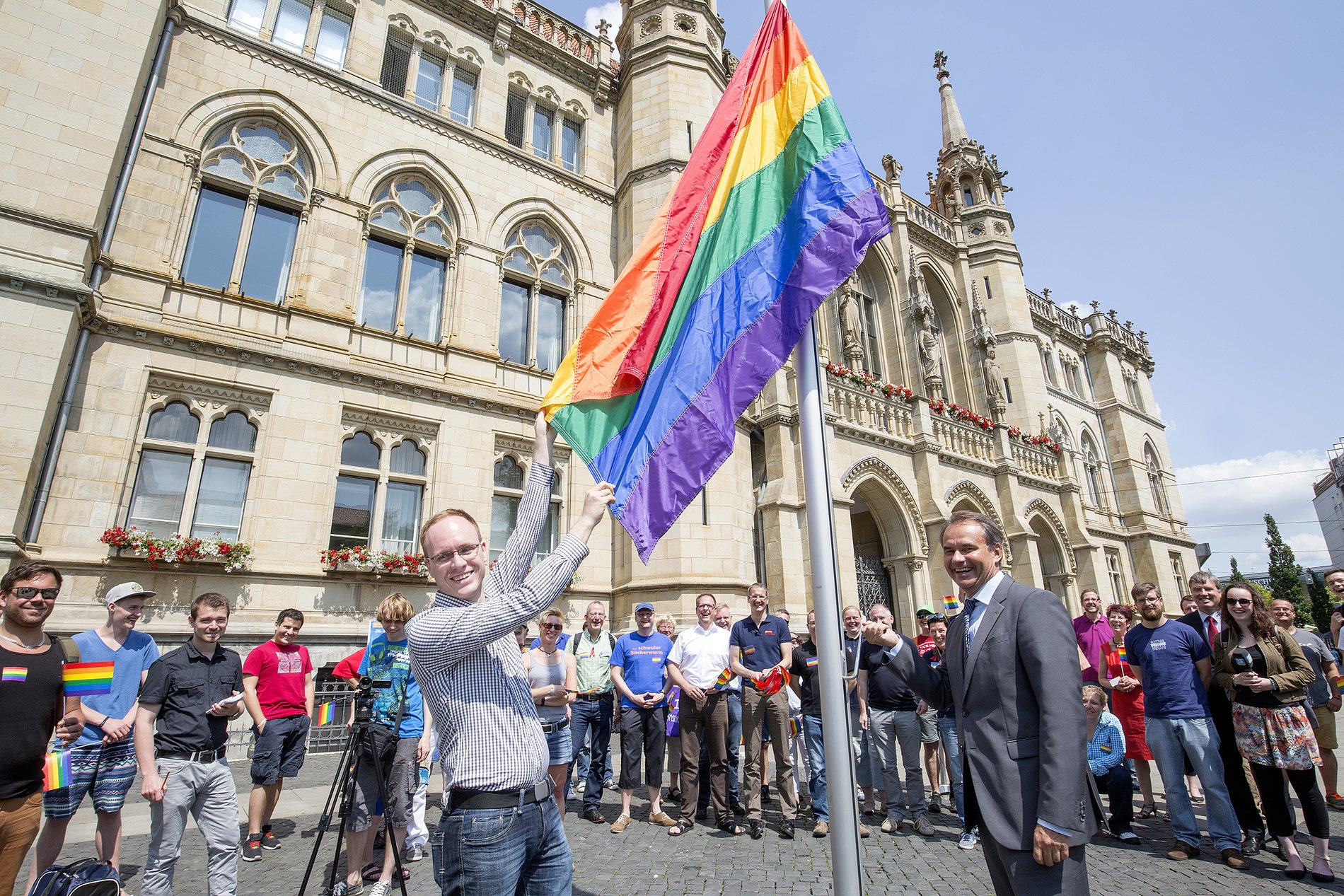 Auf dem Schlossplatz hissen Markurth und Umland die Regenbogenflagge.