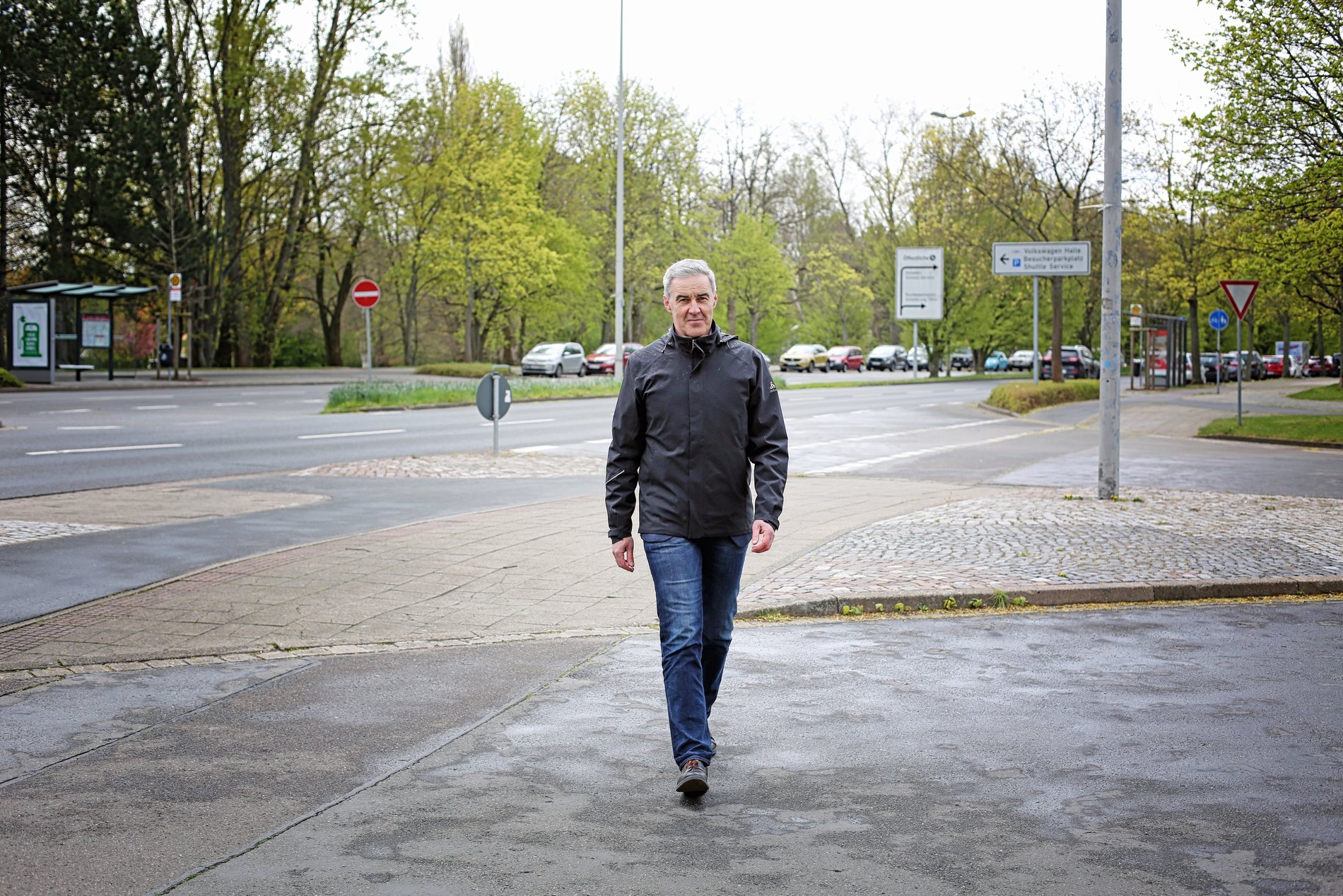 Ein Mann überquert eine Straße.