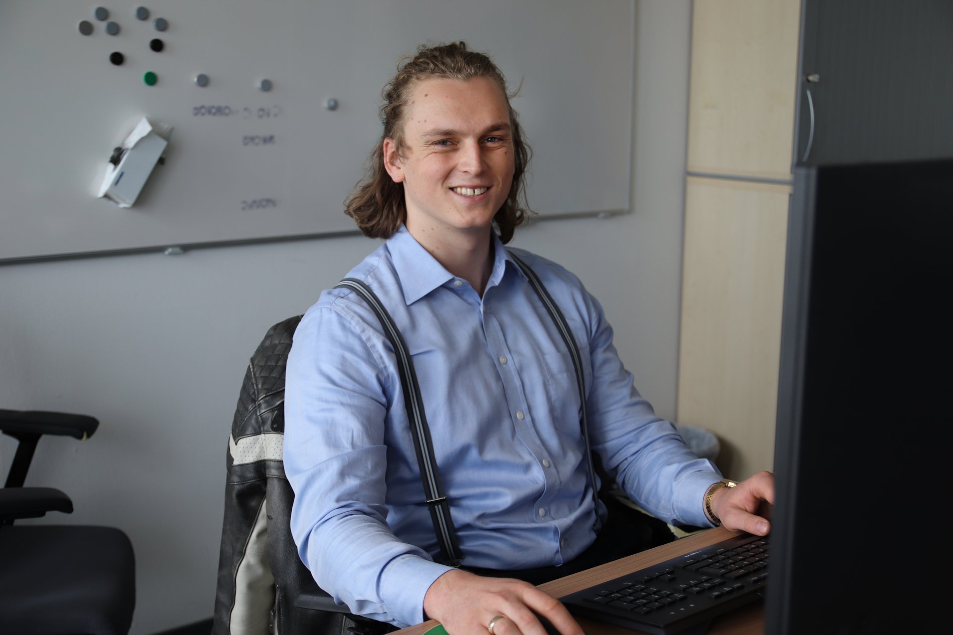 Ein typisches Bild für Technologie-Berufe: Ein junger Mann sitzt hinter einem Computer.