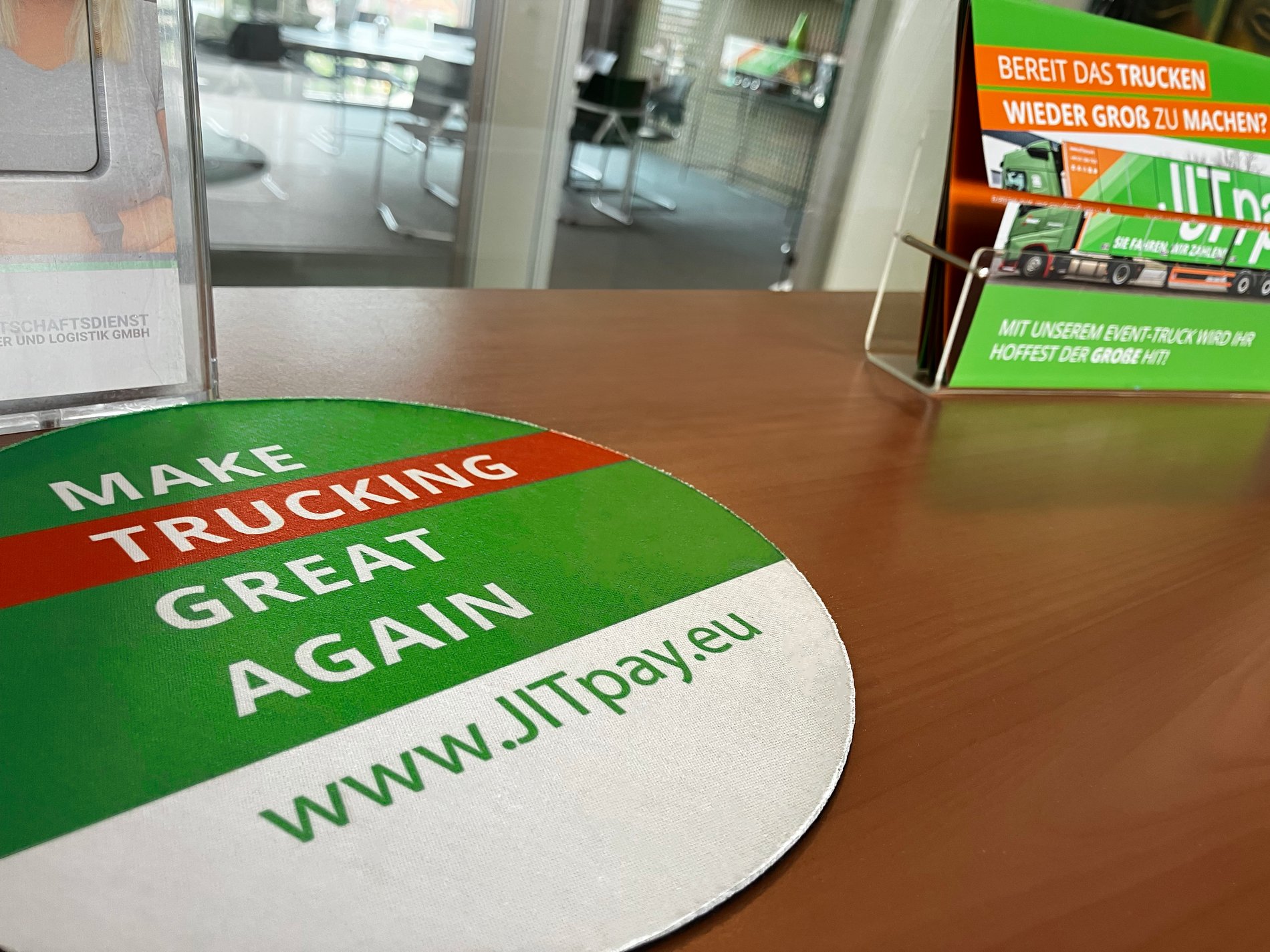 Ein Mousepad mit dem Logo von Jitpay, einem Arbeitgeber für Technologie-Berufe.