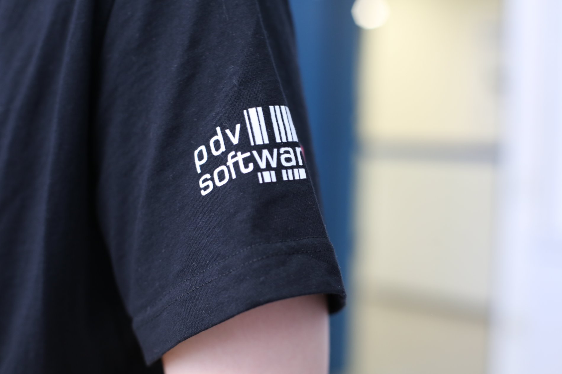 Ein T-Shirt mit dem PDV-Firmenlogo am Ärmel.