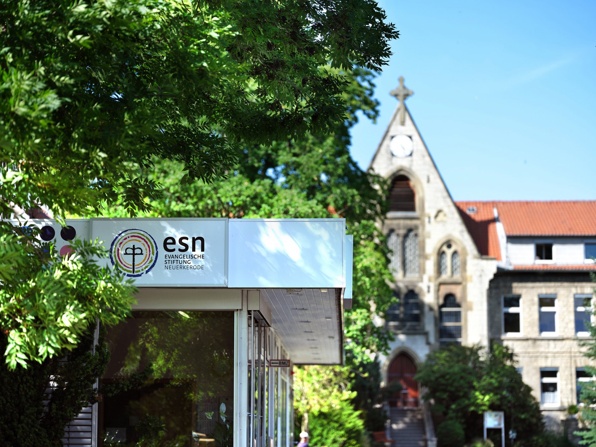 Der Haupteingang zur Evangelischen Stiftung Neuerkerode, im Hintergrund die Kirche.