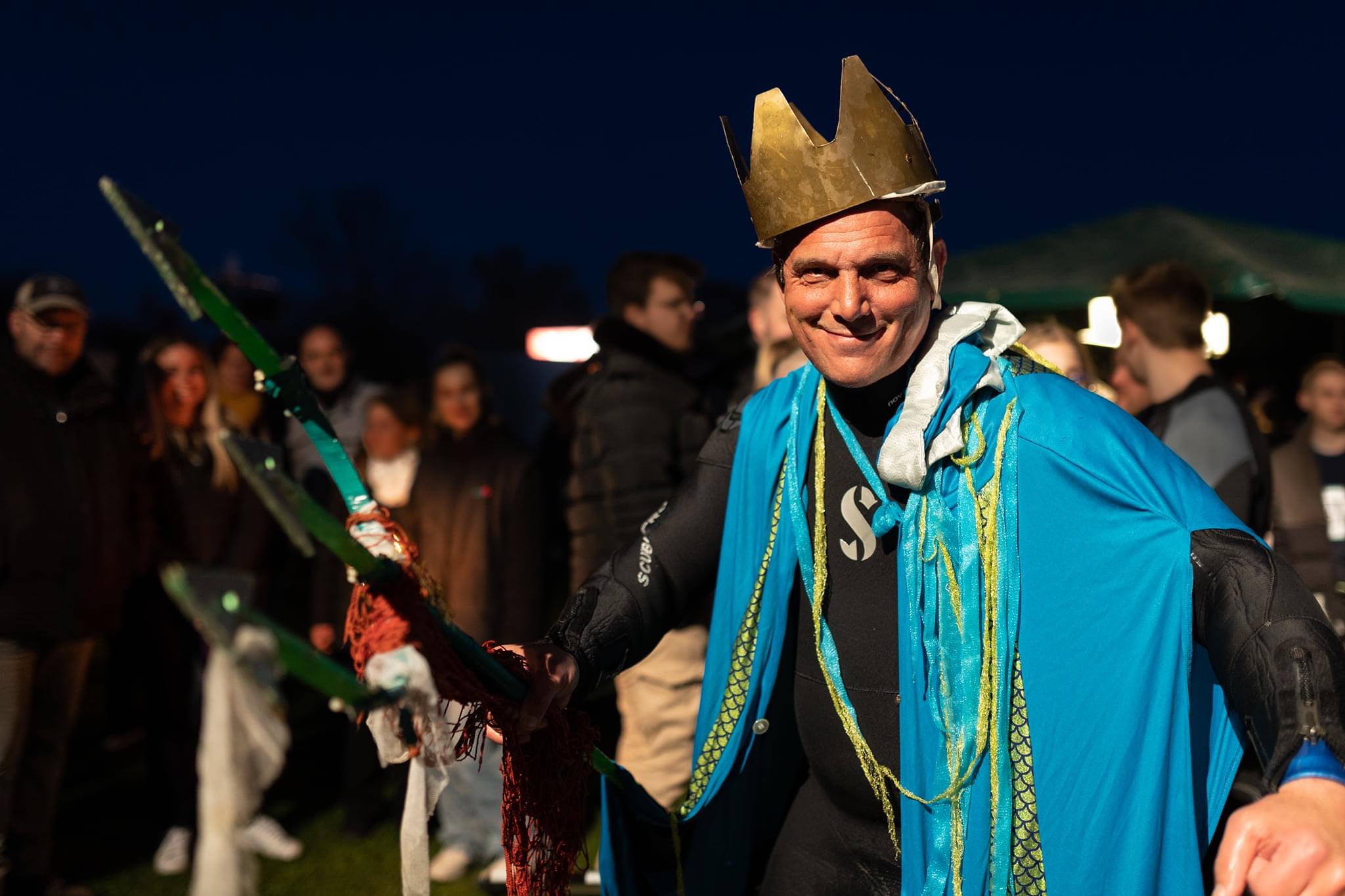 Ein Mann im Kostüm eines Meeresgottes.